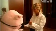 Blonda cu ursuletul roz
