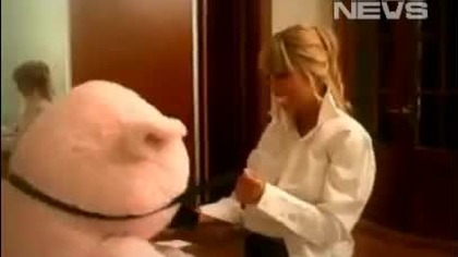 Blonda cu ursuletul roz