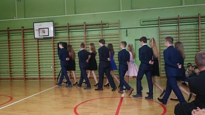 Polonez w wykonaniu kl.  8 podczas uroczystości zakończenia roku szkol.  17. 06. 2019 r.