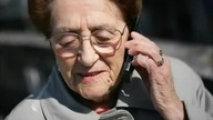 Babcia rozmawia z policją