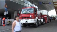 Ewakuacja na Dworcu Centralnym. Stanęły pociągi, ludzie zdezorientowani czekają na zewnątrz