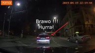 Policja bez świateł w nocy .