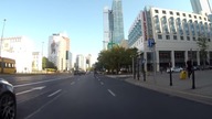 Taksówkarz próbuje staranować rowerzystę