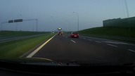 Kierowca ostrzega przed nieoznakowanym radiowozem
