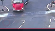 Zdąży zjechać z torów? Pociąg uderza w naczepę | AutoSzkodniki #Shorts