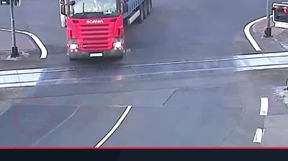 Zdąży zjechać z torów? Pociąg uderza w naczepę | AutoSzkodniki #Shorts