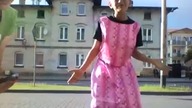różowa jaszczurka tańczy Harlem shake