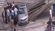 drzewo z tira wbija się w auto