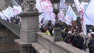 Marsz dla Życia w Budapeszcie 28 XII 2011 - Przejście przez most!