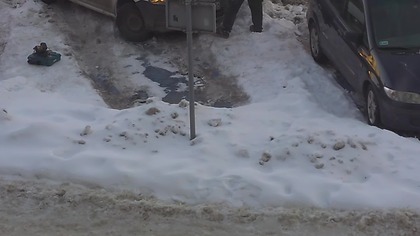 Zakopał się czy NIE?  Ekipa pchaczy vs sroga zima