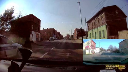 Policja wyprzedza na przejściu dla pieszych