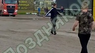 Mężczyźni uniemożliwiają start kolejnych dron&oacute;w z ciężar&oacute;wek do ataku na bazę lotniczą