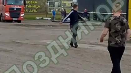 Mężczyźni uniemożliwiają start kolejnych dron&oacute;w z ciężar&oacute;wek do ataku na bazę lotniczą (01. 06. 2025)
