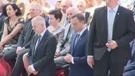 Prezydent elekt Andrzej Duda ratuje Hostie podczas mszy