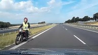 Motocyklista jadący pod prąd na S3