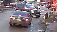 Dr&oacute;żnik kolejowy w ostatniej chwili pomaga idiocie uniknąć zderzenia z pociągiem