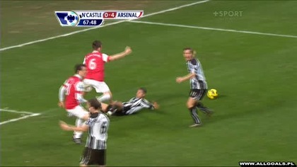 Premier League sezon 2010/2011 Newcastle - Arsenal 1-4 Joey Barton