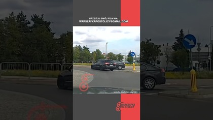 Kierowca wjeżdża na rondo a chwilę później zaczyna się scenariusz, którego nikt by nie przewidział
