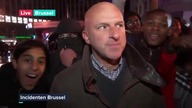 Dziennikarz próbuje zdać relację z zamieszek w Brukseli