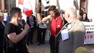Szaleniec przyniósł niewypał na manifestację! Mamy całe nagranie!