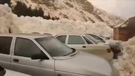 Lawina śnieżna kontra parking samochodowy