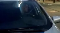 WYJATKOWO SPOKOJNY POLICJANT ZATRZYMANIE RADIOWOZU Z PATROLEM PRZEZ OBYWATELA
