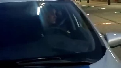 WYJATKOWO SPOKOJNY POLICJANT ZATRZYMANIE RADIOWOZU Z PATROLEM PRZEZ OBYWATELA
