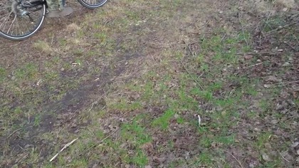 Rybak jedzie na rowerze...