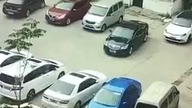 Nieudane parkowanie kobiety na parkingu