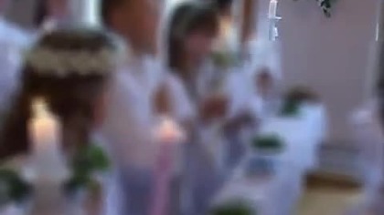 Dzieciak podpala kwiaty na komunii