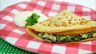 Naleśniki ze szpinakiem, serem feta i sosem czosnkowym - Jak zrobić - [Smakowite Dania]