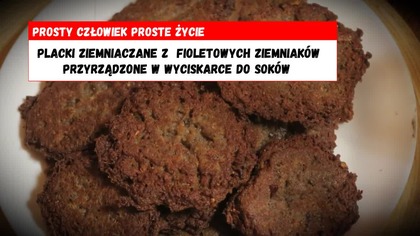 Placki ziemniaczane z fioletowych ziemniaków przyrządzone w wyciskarce do soków