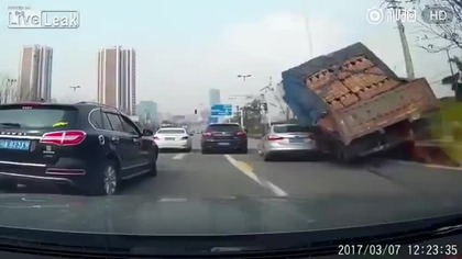 Chiny: Wypadek podczas transportu cegieł +18