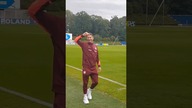 Kapitan spędził z kibicami dużo czasu, aż...  rozbolała go ręka