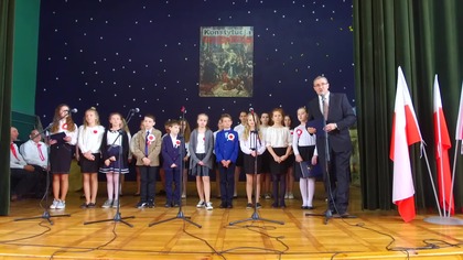 Uroczystości 3 maja 2019 w Domu Kultury w Markuszowie - okolicznościowy występ klasy 5b SP