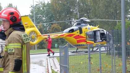 Śmigłowiec LPR ląduje na ulicy Katowickiej.  Mężczyzna doznał wypadku przy pracy