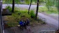 Pijana dziewczyna przekonuje pijanego znajomego żeby złamał jej nogę