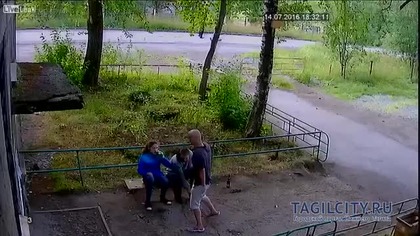 Pijana dziewczyna przekonuje pijanego znajomego żeby złamał jej nogę