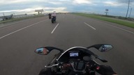 Furiat w SUVie prawie zabija motocyklistę na autostradzie