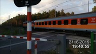 EP07P-2005 z pięcioma wagonami osobowymi w drodze do Mosiny