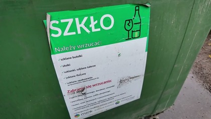 Nieprawidłowa segregacja odpadów - naklejka na workach ze śmieciami upomina mieszkańców