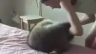 Niewidoma dziewczyna bawi się z kotem