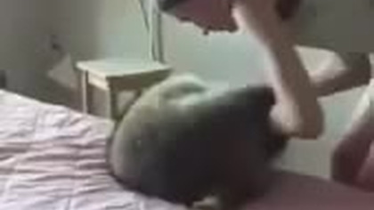 Niewidoma dziewczyna bawi się z kotem