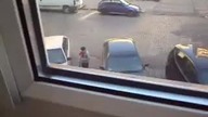 Kobieta nie może wejść do samochodu