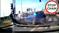 Agresja drogowa - kierowca Dacii vs Motocyklista #1587 Wasze Filmy