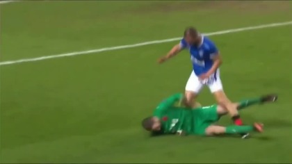 Kemar Roofe - brutalny atak na bramkarza (18. 03. 2021)