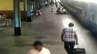 Niewiarygodne szczęście kobiety na peronie w Indiach