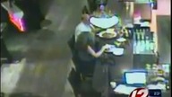Policjant kopie w głowe kobiete
