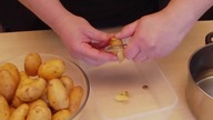Młode ziemniaki z sosem śmietanowym - Video-Kuchnia.pl