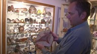 Agat - półszlachetny kamień, wielobarwna, wstęgowa odmiana chalcedonu.  Muzeum Ziemi w Kletnie.